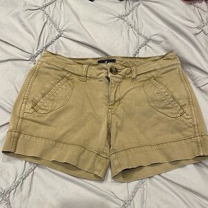 American Eagle Outfitters 00
Khaki shorts